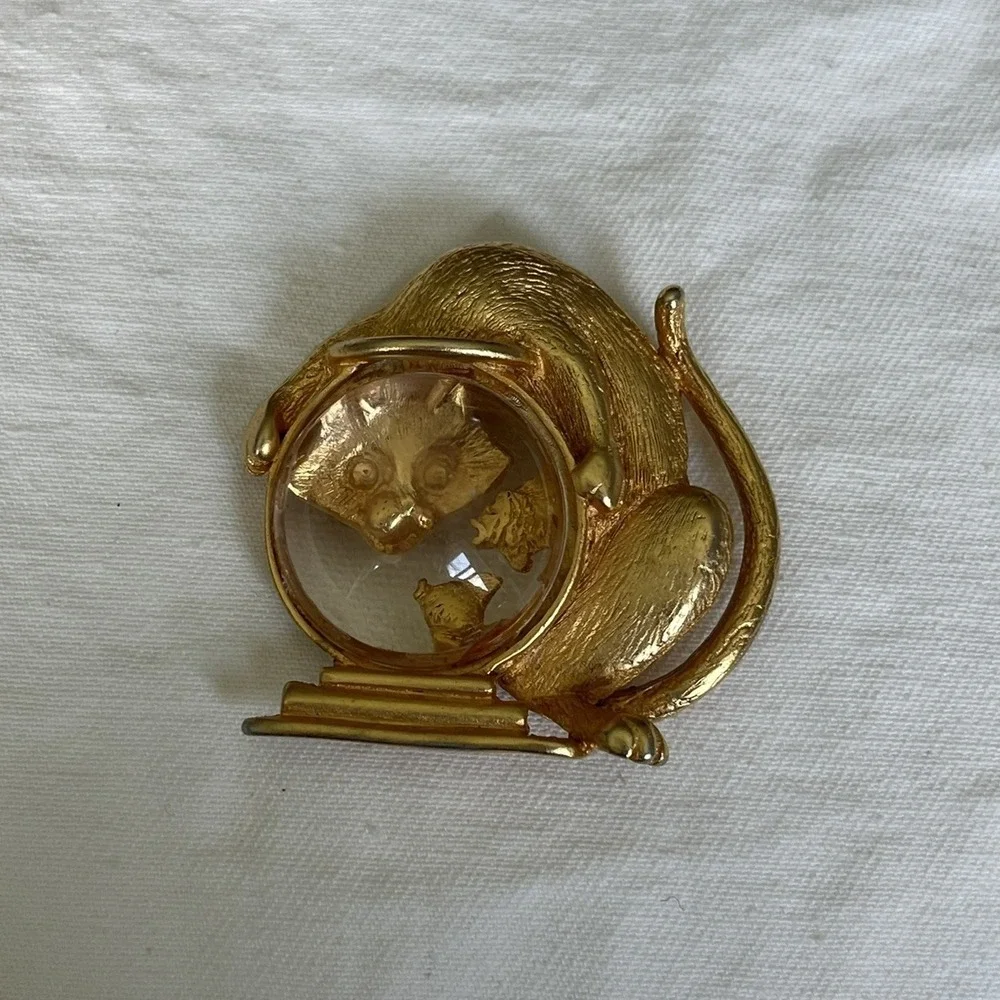 JJ Jonette Vintage Cat Brooch Goldfish Bowl Gold Tone Lucite Jelly Belly